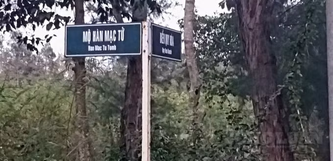 Thi sĩ Hàn Mặc Tử yên nghỉ trên ngọn đồi Thi Nhân cách trung tâm TP Quy Nhơn khoảng 3 km theo hướng Đông Nam.