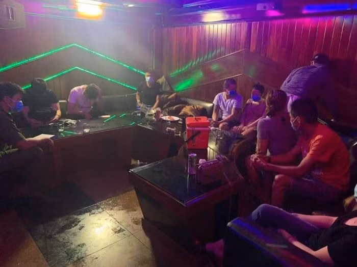 Xử phạt chủ nhà 10 triệu đồng do tụ tập hát karaoke ở vùng dịch. Ảnh: minh họa
