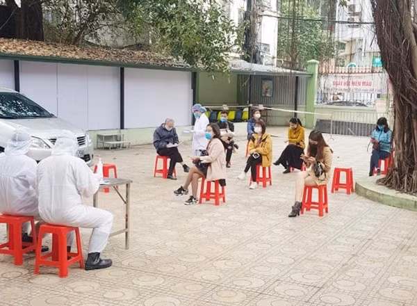 Ngành y tế Hà Nội lấy mẫu xét nghiệm COVID-19 cho người dân