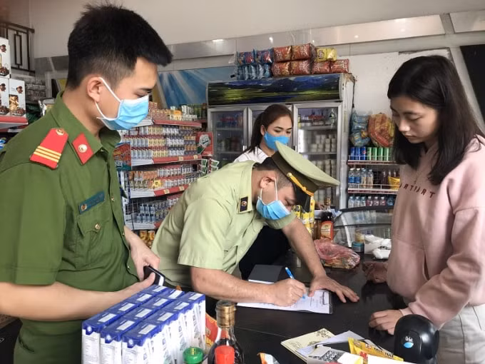 Lực lượng chức năng làm việc với các hộ kinh doanh. Ảnh minh họa - internet