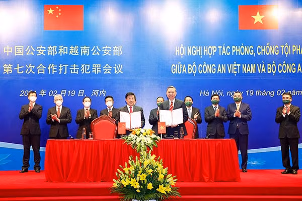 Bộ trưởng Tô Lâm và Bộ trưởng Triệu Khắc Chí ký kết Biên bản Hội nghị.