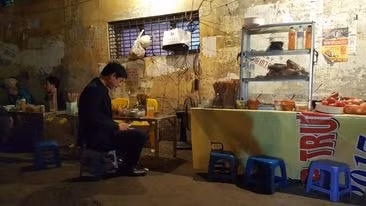 Sáng mùng 1 Tết, vẫn có nhiều người mở quán ăn nhưng phụ thu khá cao so với giá ngày thường
