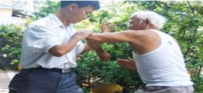 Võ sư Huỳnh Bông đang thi triển thế “Ngưu độc giác diện”, đã từng hạ gục nhiều đối thủ (theo PYO).