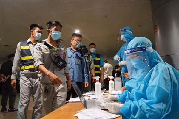 Nhân viên y tế lấy mẫu xét nghiệm COVID-19 cho nhân viên sân bay Tân Sơn Nhất