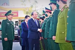 Thủ tướng Nguyễn Xuân Phúc chúc Tết các đơn vị LLVT TP. Đà Nẵng. Ảnh: VGP/Minh Trang