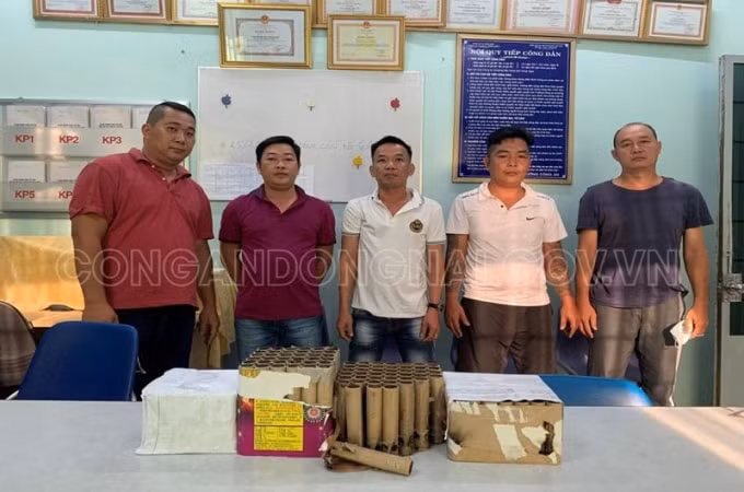 Các đối tượng sử dụng pháo trái phép bị lực lượng Công an phường Thống Nhất phát hiện, xử lý