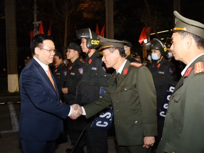 Bí thư Thành ủy Vương Đình Huệ thăm, chúc Tết Bộ Tư lệnh Cảnh vệ