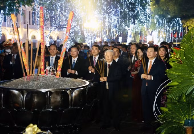 Tổng Bí thư, Chủ tịch nước cùng các đồng chí lãnh đạo Thành phố dâng hương tại Tượng đài vua Lý Thái Tổ