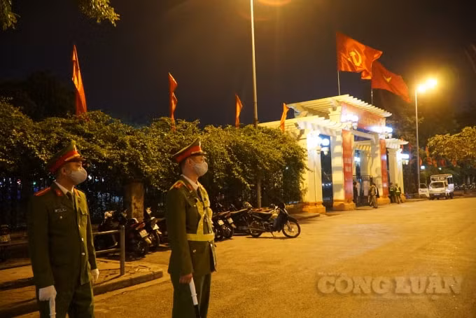 Xung quanh khu vực công viên Thống Nhất, nơi được chọn làm điểm bắn pháo hoa duy nhất của Hà Nội được lực lượng chức năng lập chốt, kiểm soát người dân tránh tụ tập nơi đông người để phòng dịch Covid-19.