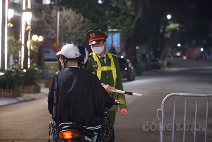Mọi người dân ra vào đều phải kiểm tra, chấp hành công tác phòng chống dịch Covid-19.