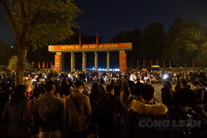 Trước đó, theo ghi nhận của PV đã có rất đông người dân tập trung đến đây để xem màn bắn pháo hoa vào thời khắc giao thừa này.
