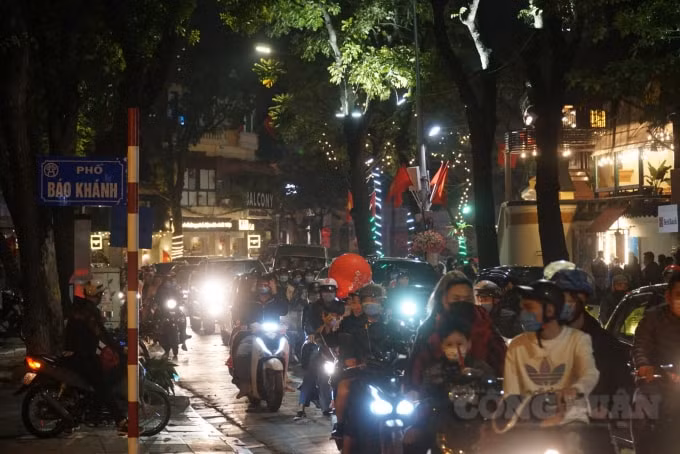 Mặc dù năm nay không tổ chức bắn pháo hoa tại bờ hồ Hoàn Kiếm (Hồ Gươm), nhưng gần đến thời khắc giao thừa, khá đông người dân Thủ đô vẫn ra đường để đón chào năm mới.