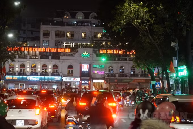 Ghi nhận ở các tuyến phố quanh hồ gươm trước thời điểm giao thừa diễn ra, tình trạng giao thông tắc nghẽn, số lượng người đổ về đông kín khắp nẻo đường.