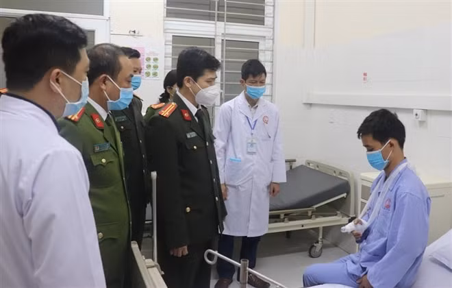 Hình ảnh trung tá Mai Thế Quang, Phó Giám đốc Công an tỉnh thăm hỏi, động viên Thiếu úy Phan Văn Hân. Ảnh: vtc.vn
