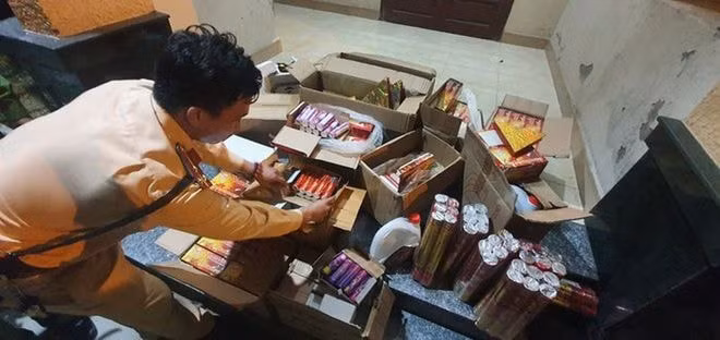 Cảnh sát bắt giữ một vụ vận chuyển, mua bán pháo lậu dịp cận tết. Ảnh: thanhnien.vn