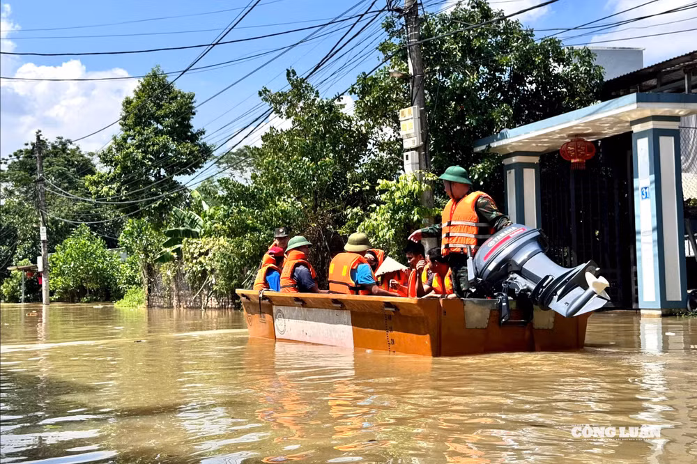 Chính quyền đã di dời người dân vùng trũng tới nơi an toàn, đồng thời tổ chức các tổ cứu trợ cung cấp lương thực, nước uống và nhu yếu phẩm.