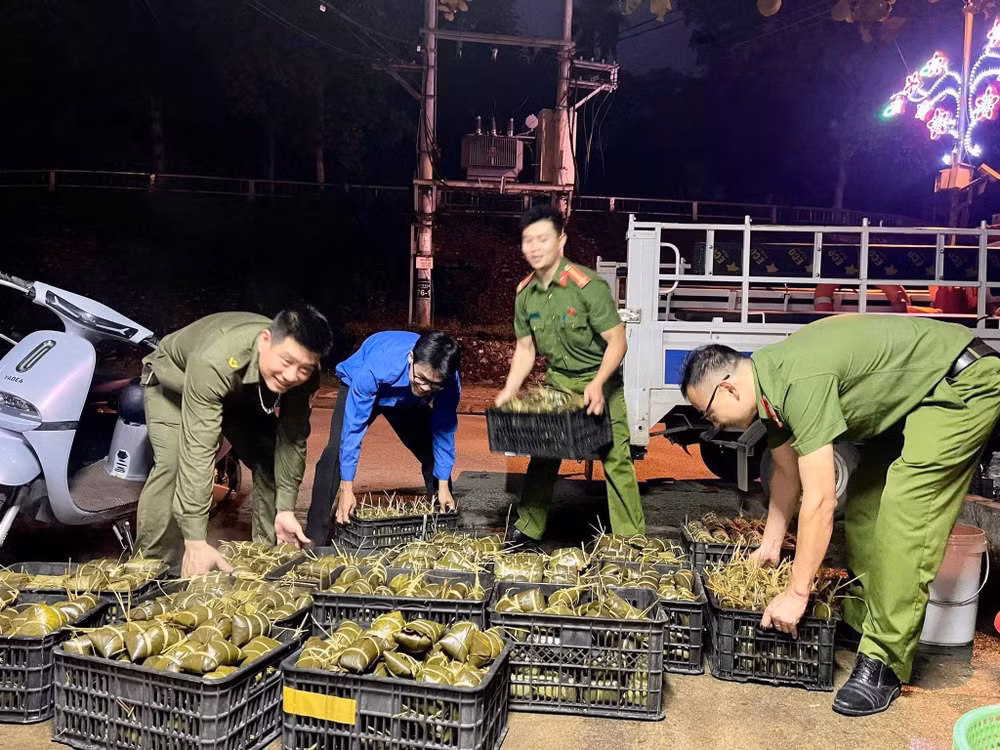 2000 chiéc bánh chưng chứa đựng tình cảm của bà con Lào Cai gửi đến vùng lũ Thái Nguyên
