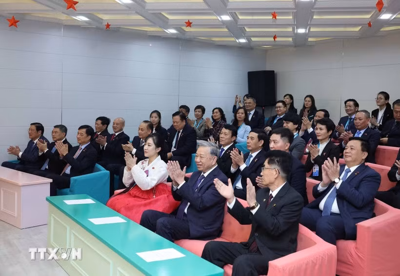 tong-bi-thu-truong-mau-giao-kieng-sang-va-lop-hoc-mang-ten-bac-ho-3.jpg