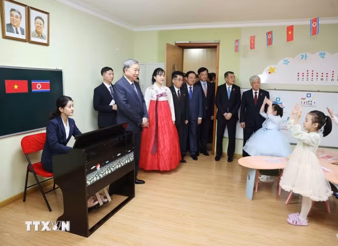 tong-bi-thu-truong-mau-giao-kieng-sang-va-lop-hoc-mang-ten-bac-ho-5.jpg