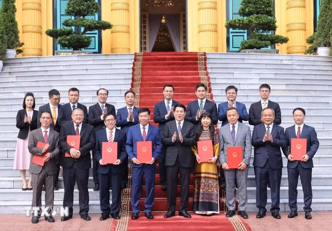 chu-tich-nuoc-trao-quyet-dinh-phong-ham-dai-su-va-bo-nhiem-dai-su-3.jpg