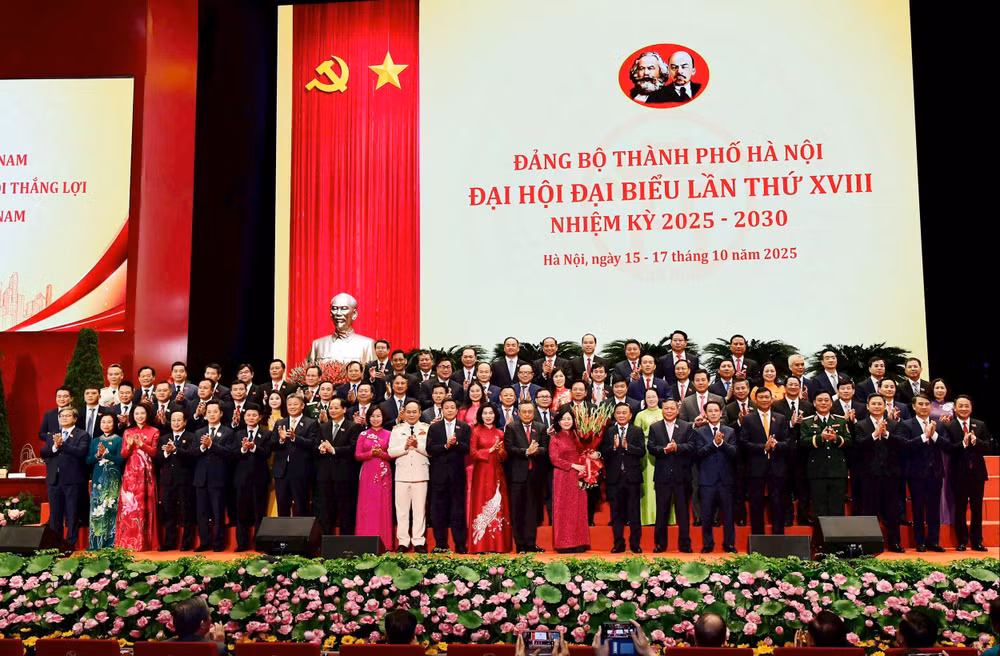 Ban Chấp hành Đảng bộ thành phố Hà Nội ra mắt Đại hội.