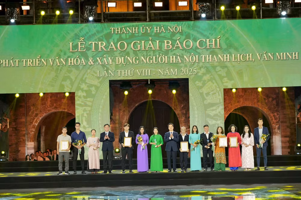 Các tác giả, nhóm tác giả được trao giải C tại lễ trao giải báo chí về phát triển văn hóa và xây dựng người Hà Nội thanh lịch, văn minh.