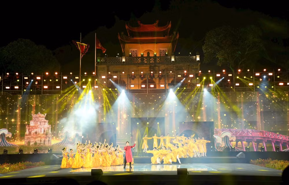 Chương trình nghệ thuật đặc biệt “Hà Nội đến để yêu” với sự góp mặt của các nghệ sĩ tên tuổi.