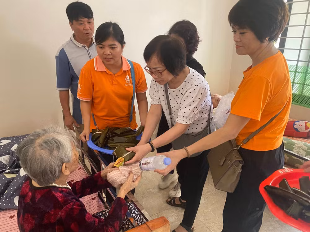 Đoàn thiện nguyện CLB nhà báo nữ VN đến thăm hỏi các cụ già neo đơn và cô đơn không nơi nương tựa. Tại trung tâm BTXH Hường Hà Nguyệt, Đồng Hỷ, Thái Nguyên.