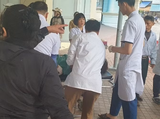 mot san phu de ngay tai nha xe benh vien hinh 1