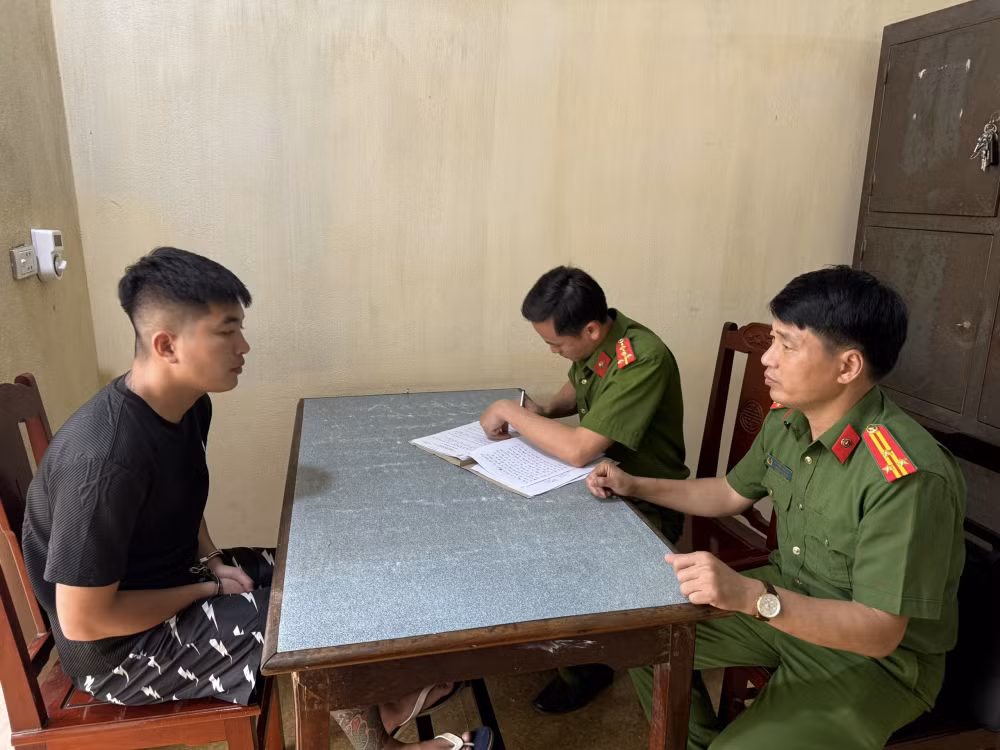tam giam 4 doi tuong bat giu nguoi trai phap luat hinh 2