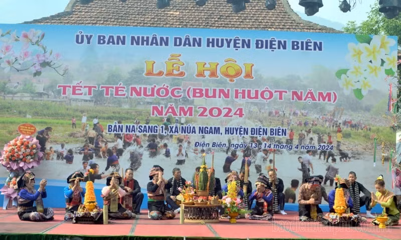 dien bien nguoi dan xa nua ngam vui tet te nuoc hinh 1