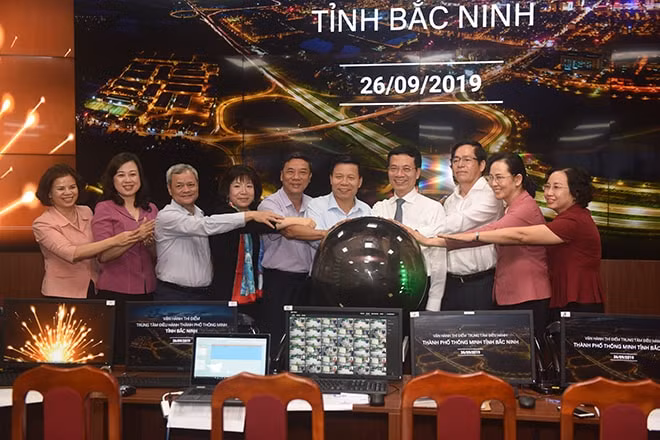 Bộ trưởng Nguyễn Mạnh Hùng và các đại biểu thực hiện nghi thức khai trương Trung tâm điều hành thành phố thông minh