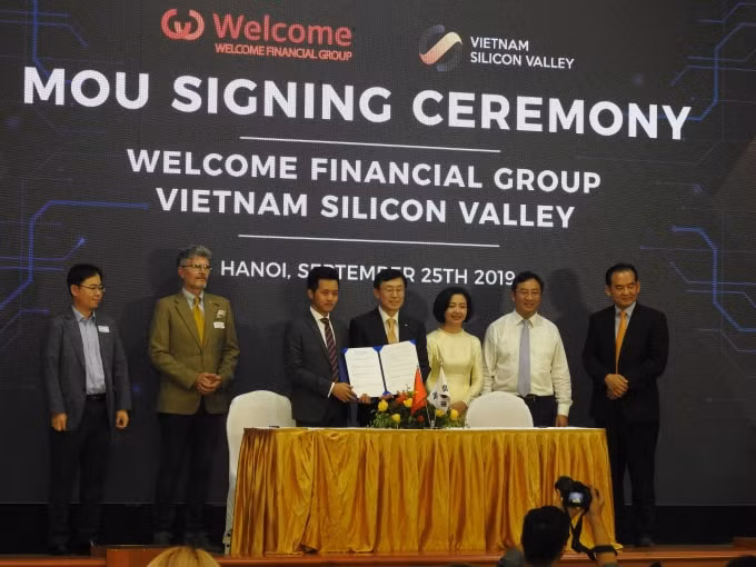 Tập đoàn tài chính Welcome (Hàn Quốc) cùng quỹ đầu tư Vietnam Sillicon Valley ký kết hợp tác. Ảnh Hà Long.