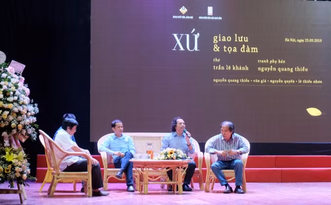 Nhiều bạn văn chương và nghiên cứu đã dành cho Trần Lê Khánh những nhận xét rất tình cảm và xác đáng.