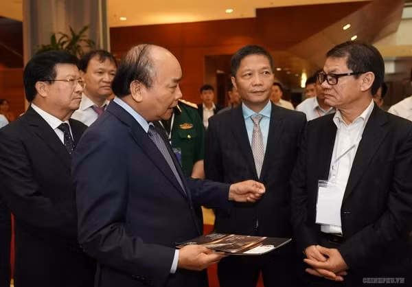 Thủ tướng trao đổi với các đại biểu tại hội nghị. Ảnh: VGP