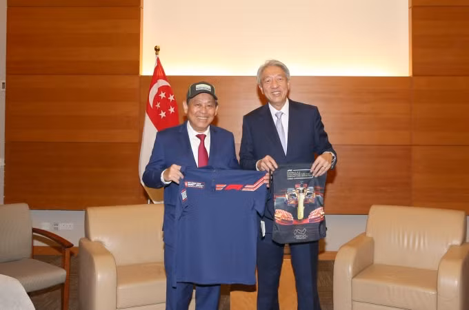Bộ trưởng Cao cấp điều phối an ninh quốc gia Singapore Trương Chí Hiền tặng Phó Thủ tướng Thường trực Trương Hòa Bình áo thi đấu Vòng đua Công thức 1 tại Singapore - Ảnh: VGP
