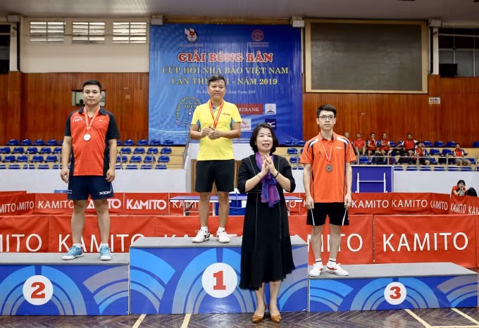 Vận động viên Mạc Sơn Tùng (Chi hội Nhà báo Tạp Chí Thể Thao) cũng đoạt Giải Nhất nội dung thi đấu Đơn nam dưới 45 tuổi. Ảnh: Sơn Hải