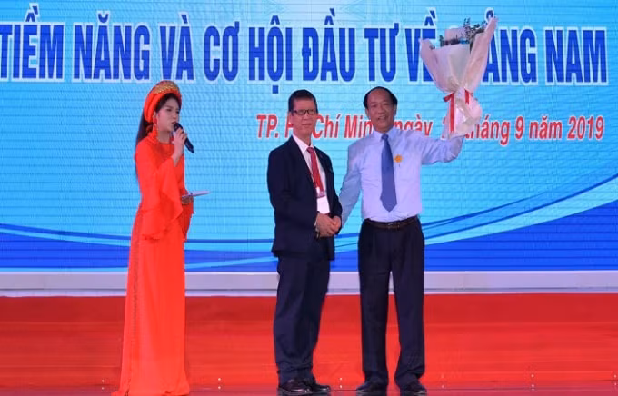 Ông Trần Vũ Lê, Chủ tịch Hội QNB cám ơn Chủ tịch UBND tỉnh Quảng Nam - Đinh Văn Thu (ngoài cùng bên phải) đã trao 