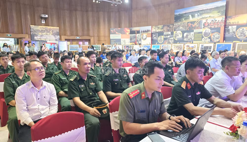 clo_c_anh-2-trien-lam-anh.jpg