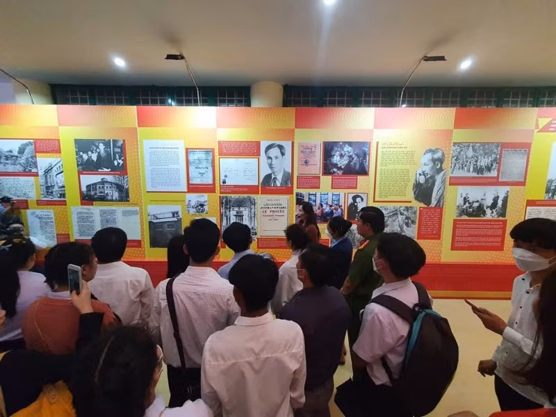 quang binh trung bay gan 1000 buc anh tu lieu ve bac ho hinh 5