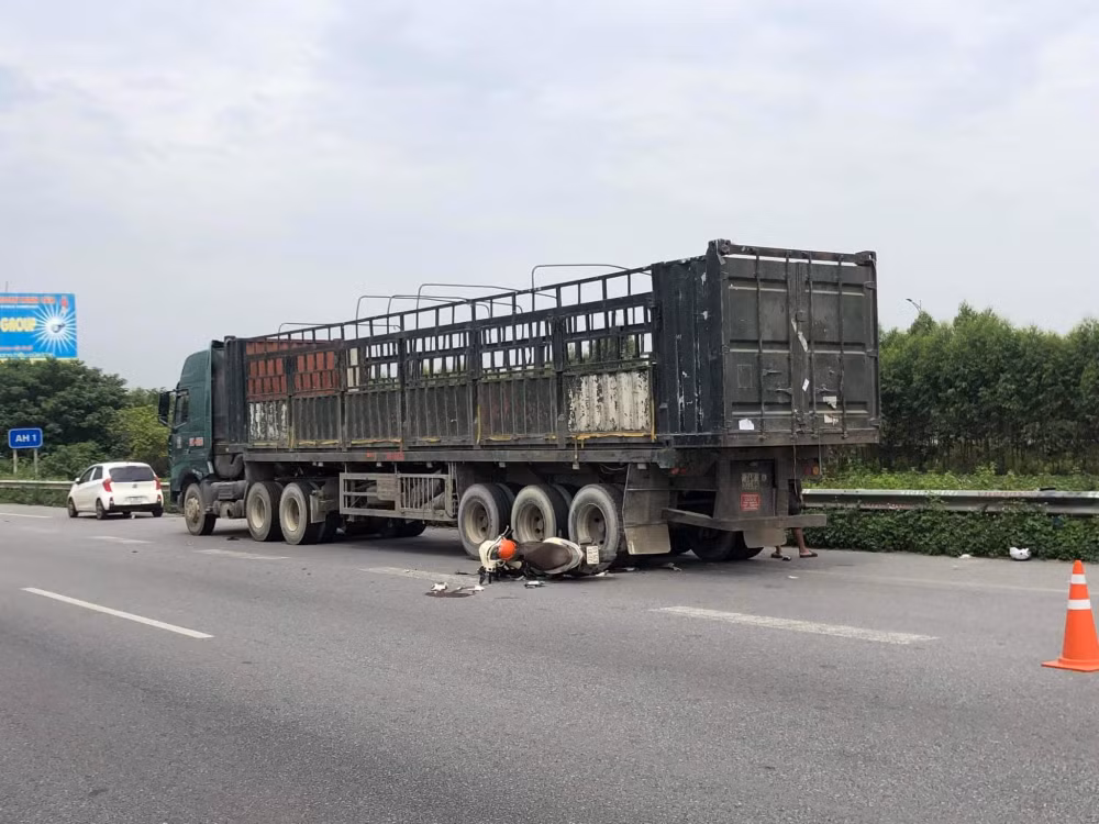 bac ninh va cham voi xe dau keo 2 nguoi tren xe may thuong vong hinh 1
