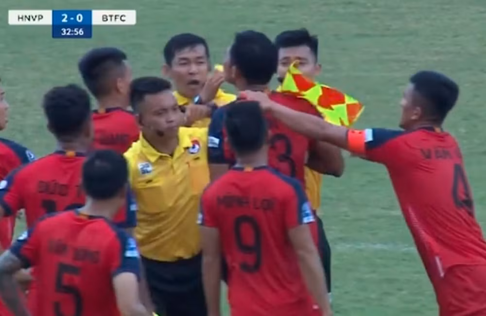 hinh anh cau thu ngo anh vu dam trong tai len bao quoc te hinh 1