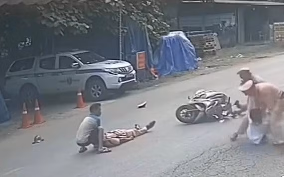 Phú Thọ: Tạm giữ 2 thanh niên lao xe vào CSGT khi bỏ chạy vì không đội mũ bảo hiểm