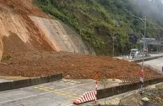 Sạt lở nghiêm trọng tại trạm thu phí, giao thông tê liệt cả hai chiều