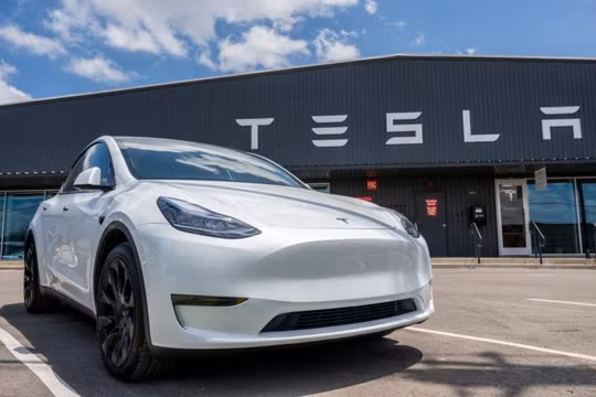 Tesla triệu hồi 20.000 xe vì đèn pha sáng quá mức