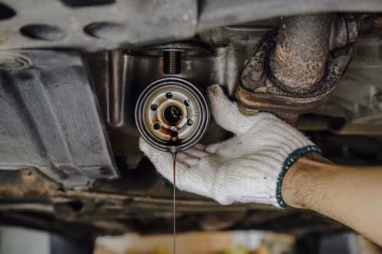 Tại sao thợ sửa xe liếm dầu máy, có thật sự an toàn?