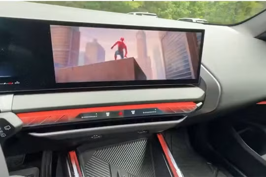 BMW bị chỉ trích vì quảng cáo Spider-Man tự bật trên xe