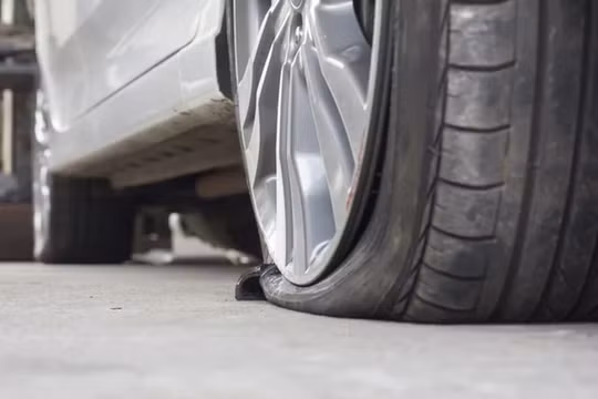 Lốp xe nổ khi chạy tốc độ cao: tài xế hay mắc sai lầm gì?