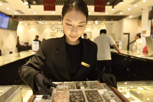 Vàng giảm nhẹ, bạc tăng giá trước thềm công bố CPI Mỹ