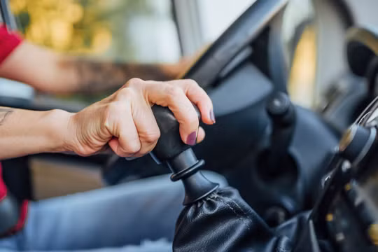 Cách giữ xe không trôi dốc khi côn tay